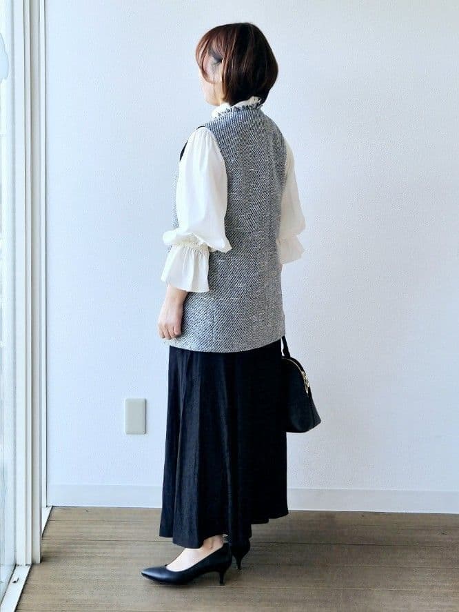 やじまさんの「UNTITLED｜【オンオフ使える】スラブツイード ジレ」を使ったコーディネート
