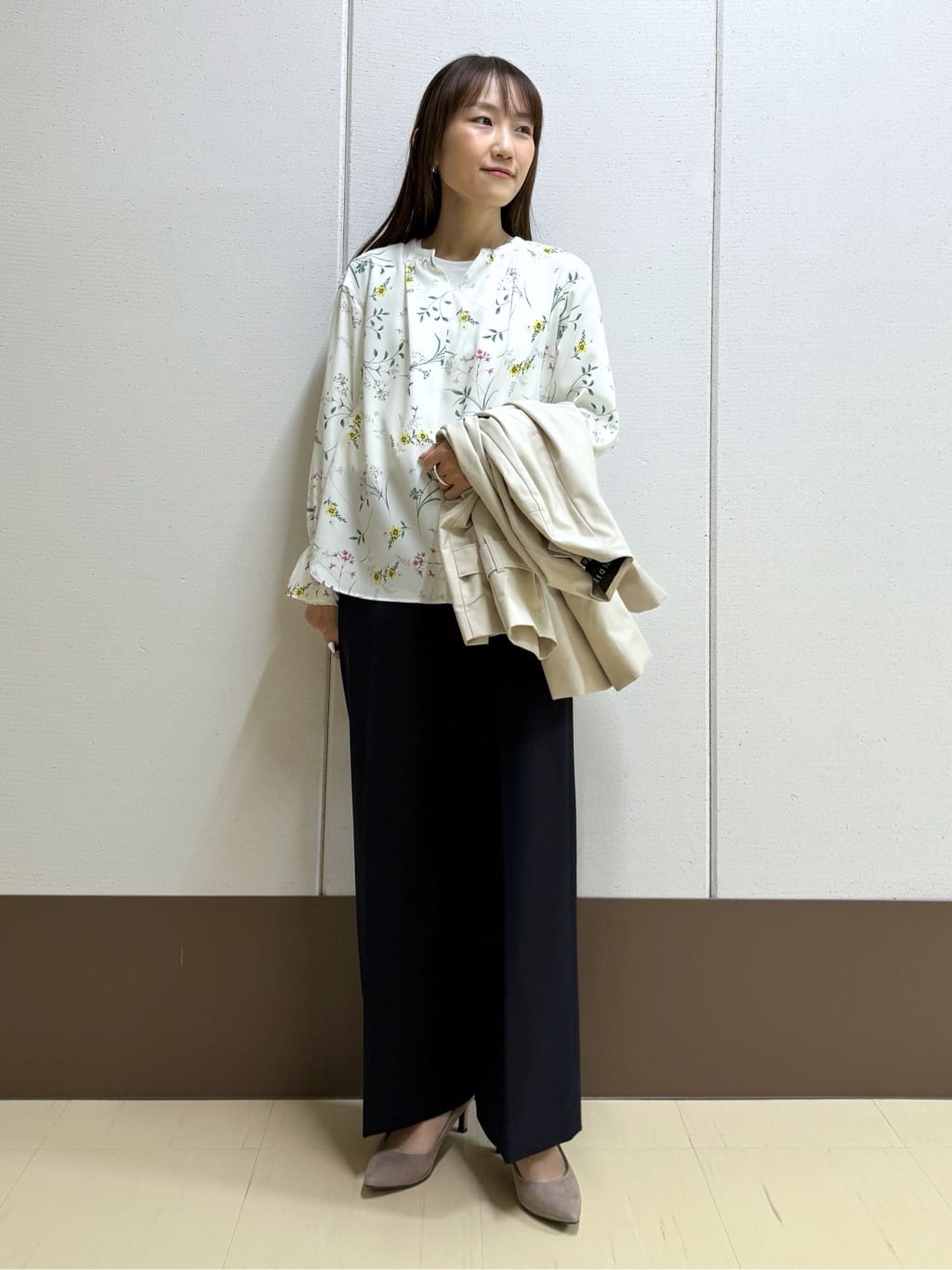 mamiさんの「INDIVI｜【SETUP可能】モダンフラワー柄キャンディスリーブブラウス」を使ったコーディネート