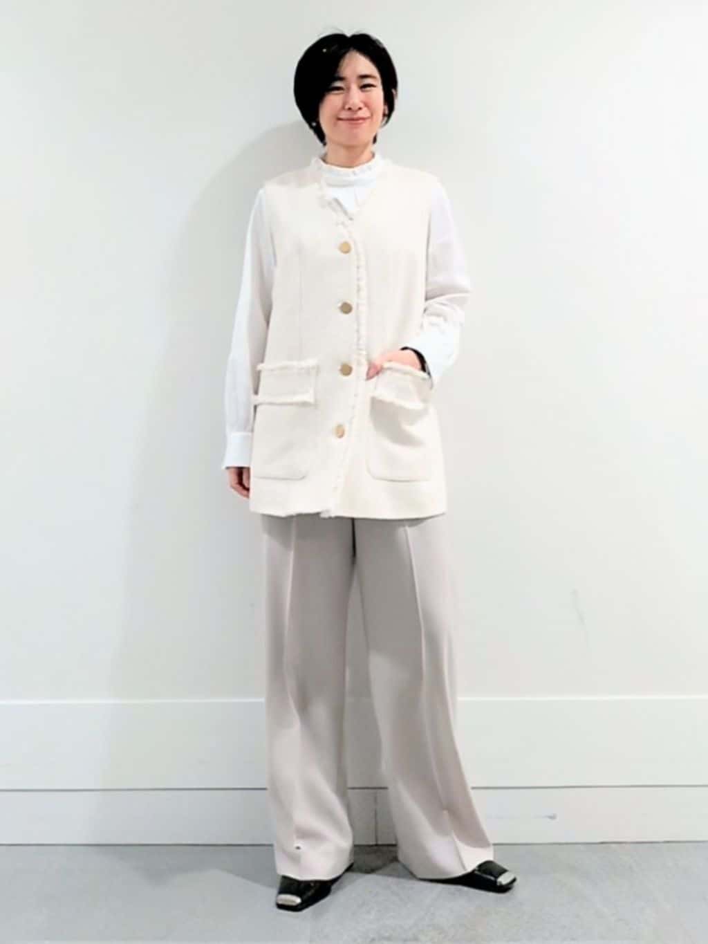 ミズタさんの「UNTITLED｜◆【コットン100/洗える】シャーリングフリルネックブラウス」を使ったコーディネート