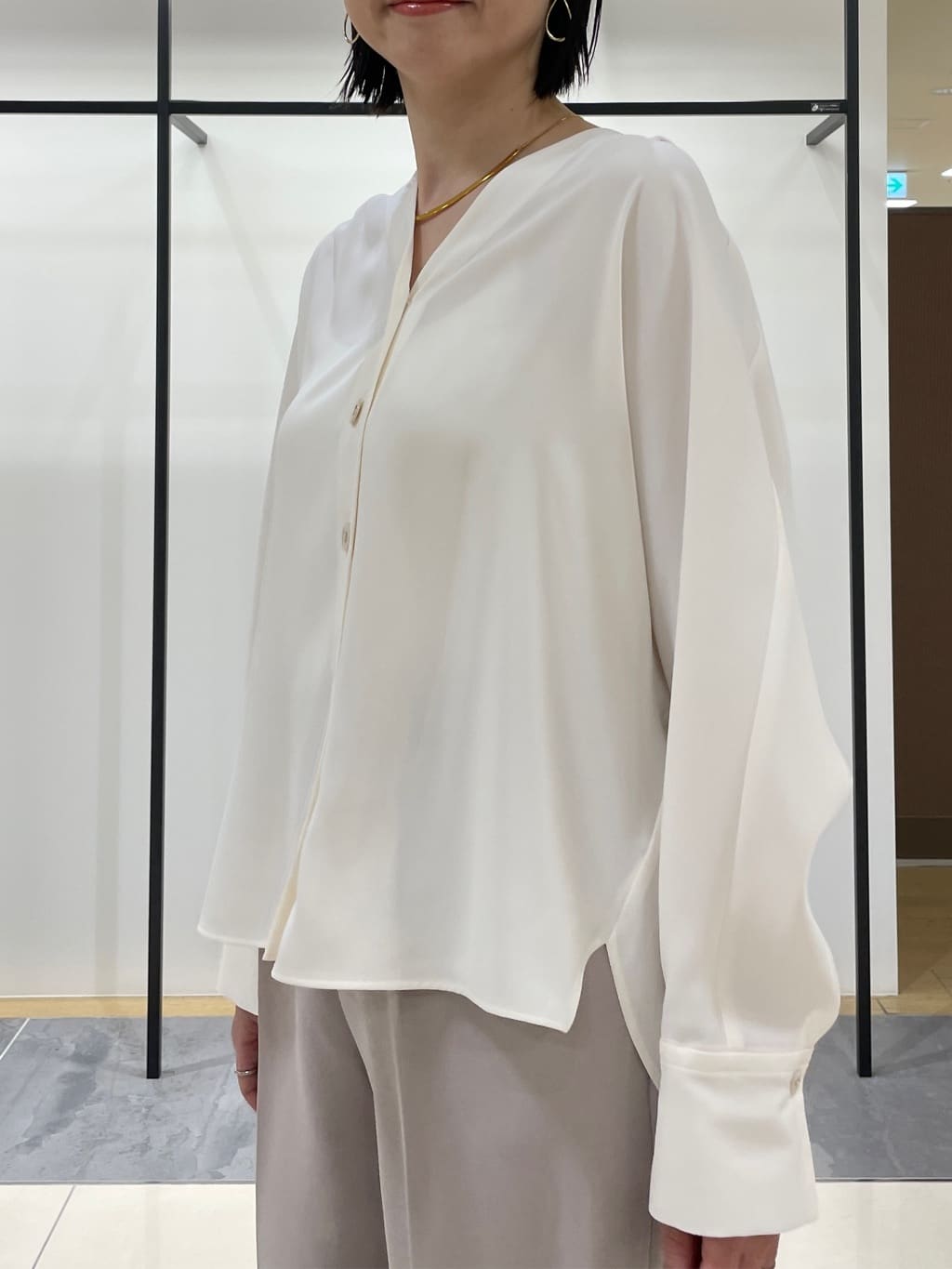 shihoさんの「INDIVI｜【洗える／UVケア／マットサテン】Vネックドルマンスリーブブラウス」を使ったコーディネート