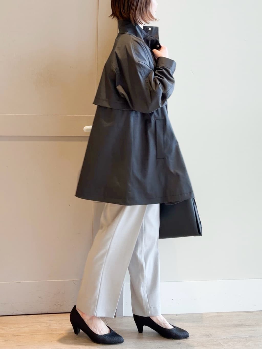 yamakoさんの「grove｜【撥水／シルエット2WAY】羽織るだけでサマになる、スタンドネックテントラインコート」を使ったコーディネート