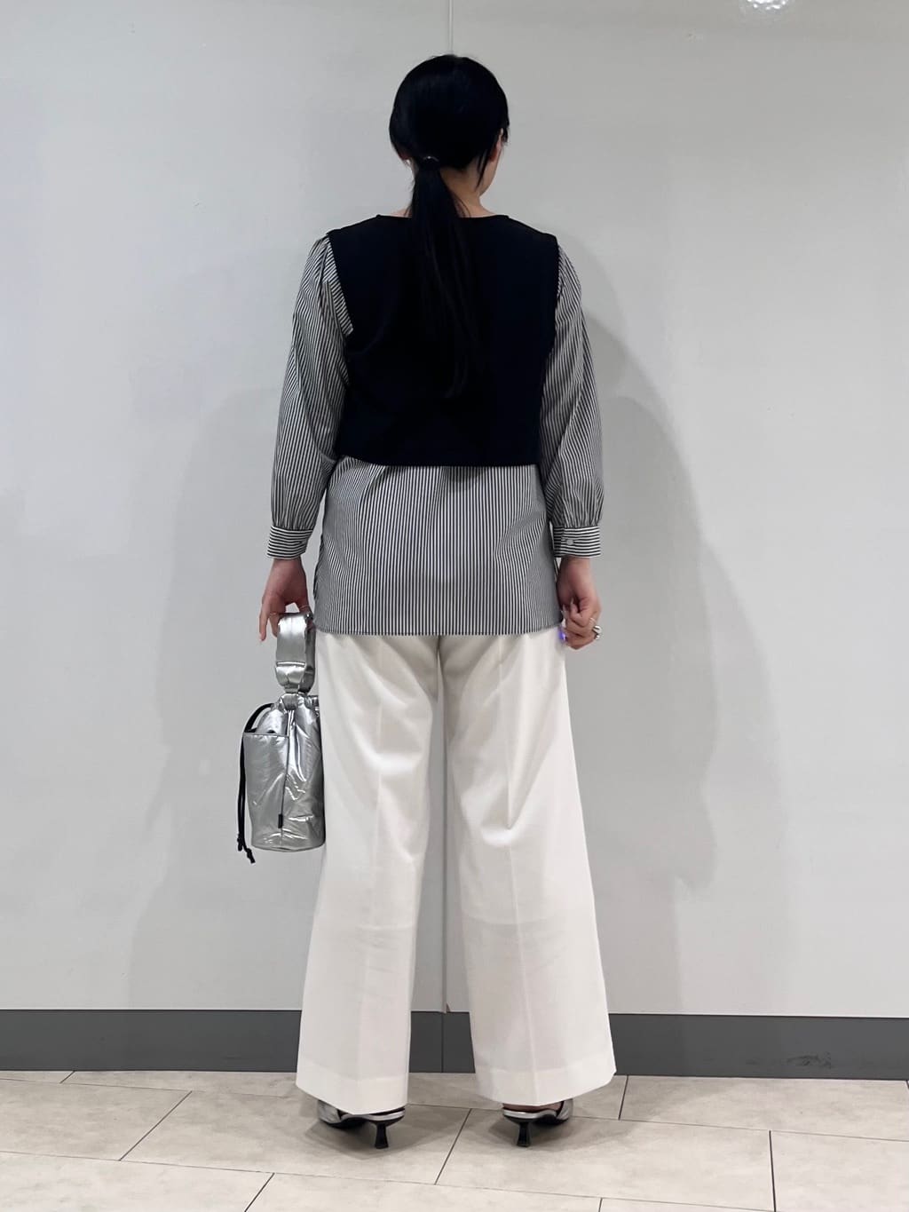 hasuさんの「INDIVI｜【花粉付着防止／撥水／UVケア】名品トレンチコート」を使ったコーディネート