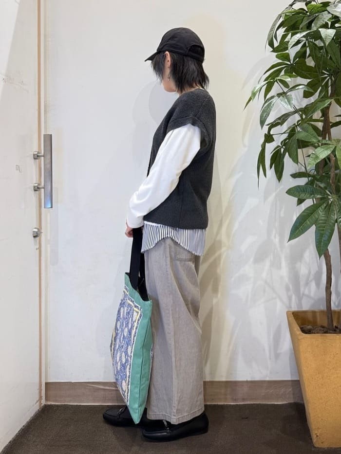 misakiさんの「SHOO･LA･RUE｜【S-LL/洗濯機可】気軽にレイヤード 前開きざっくりニットベスト」を使ったコーディネート