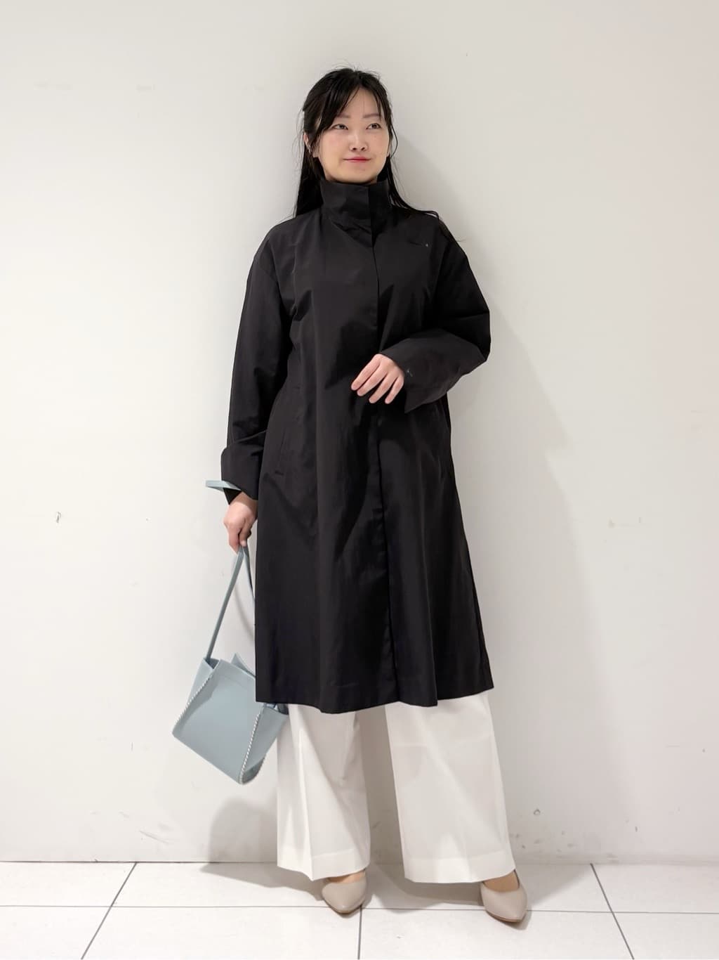 momokoさんの「INDIVI｜【撥水／軽量】ミニマル スタンドカラーコート」を使ったコーディネート