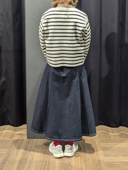 naoさんの「THE SHOP TK｜シーズンレスで使える デニムタックスカート/洗える」を使ったコーディネート