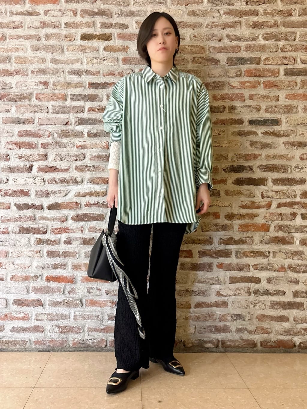 しばさんの「THE SHOP TK｜ゆったりシルエットで体型カバー ロングシャツ」を使ったコーディネート