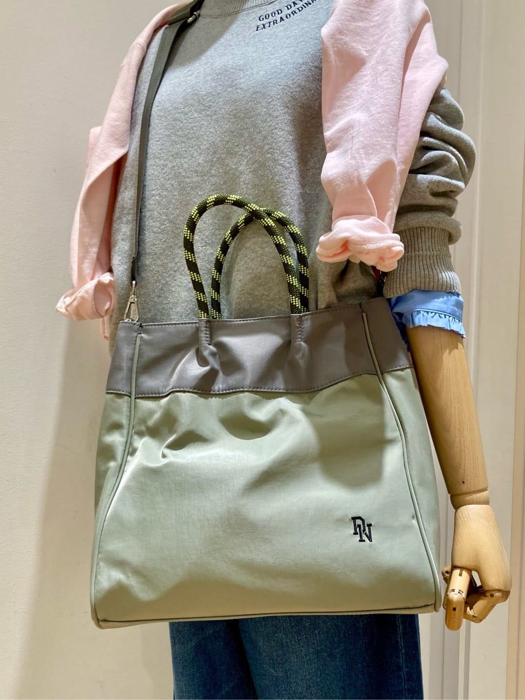 YAMAさんの「Dessin｜【軽量・2WAY】カラーコードトート」を使ったコーディネート