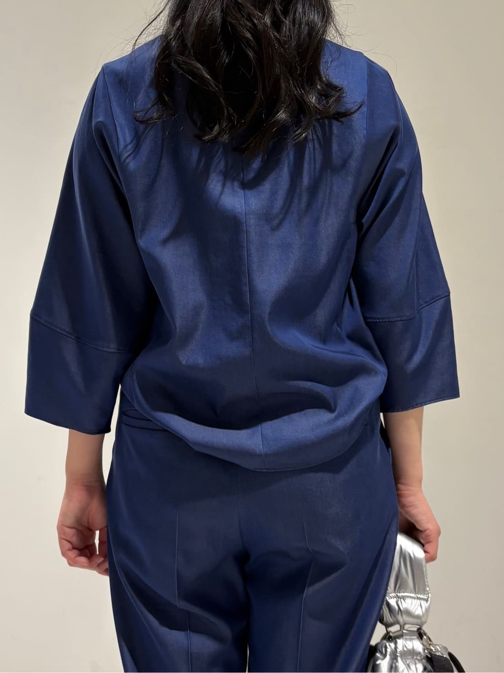 momokoさんの「INDIVI｜【洗える／UVケア／SETUP可能】デニムライク ランタン袖ブラウス」を使ったコーディネート