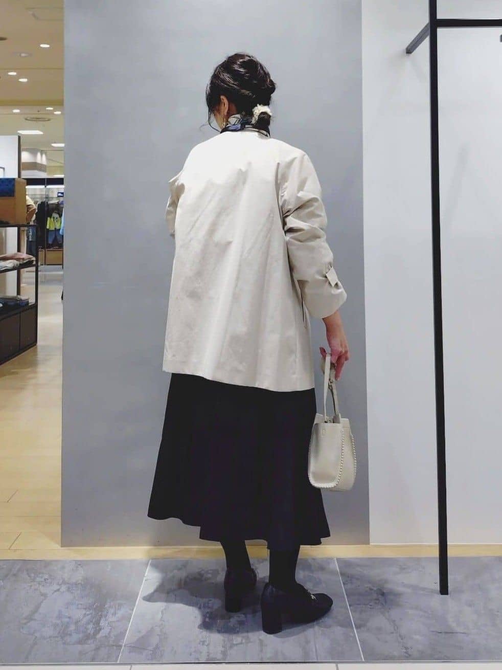 TOMOMIさんの「INDIVI｜【撥水/軽量】ミドル丈 ミニマルトレンチコート」を使ったコーディネート