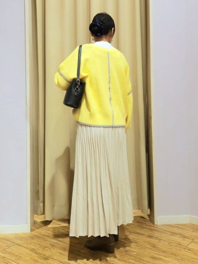 くまさんの「SHOO･LA･RUE｜【前後2WAY/S-LL】体型カバーもこなれ見えも叶う　ふんわりお袖の配色パイピングニット」を使ったコーディネート