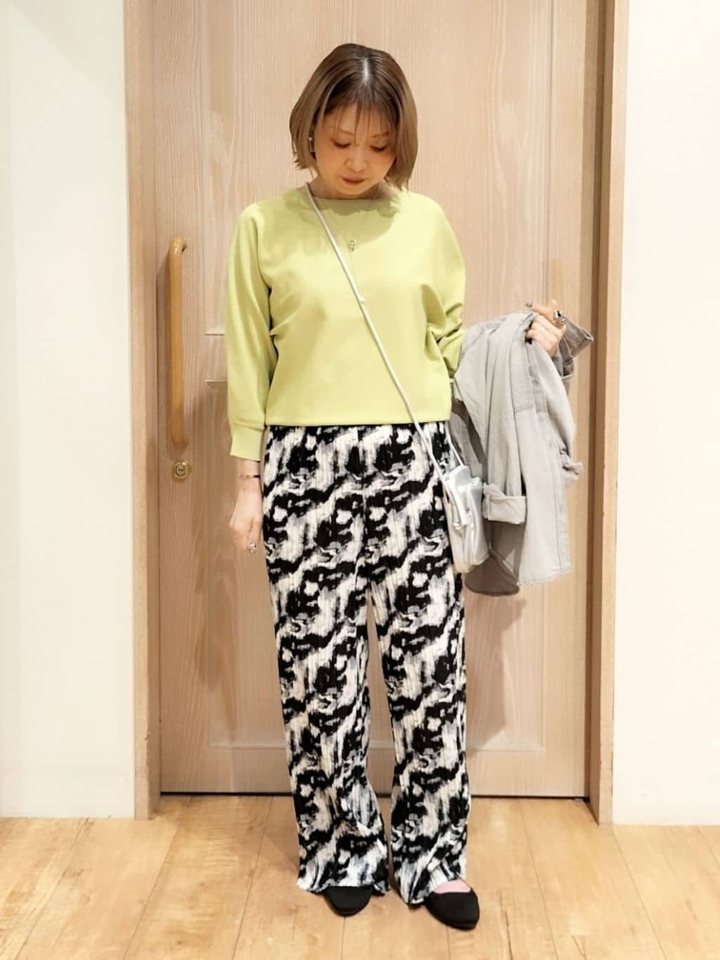 YUKIさんの「SHOO･LA･RUE｜【S-LL/柄が選べる】ウエストゴムでらくちん 大人プリーツイージーパンツ」を使ったコーディネート