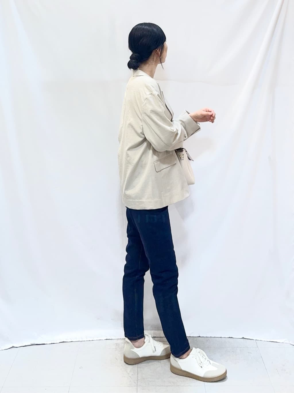 𝐇𝐢𝐫𝐨𝐦𝐢さんの「SHOO･LA･RUE｜【S-LL/セットアップ可/イージーケア/UV】オンにもオフにも 軽やかシングルジャケット」を使ったコーディネート