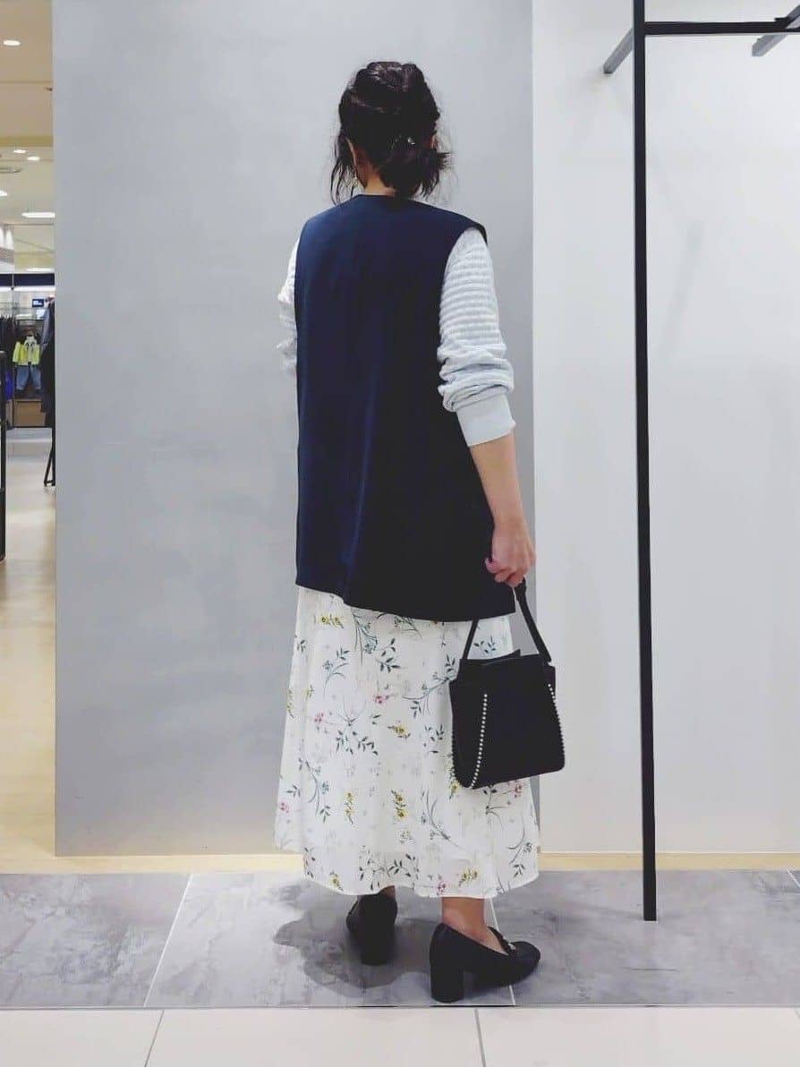 TOMOMIさんの「INDIVI｜【SETUP可能】モダンフラワー柄フレアスカート」を使ったコーディネート