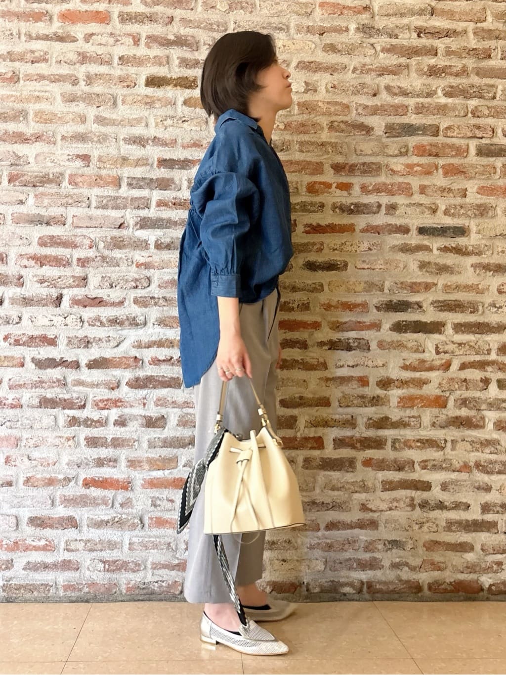 しばさんの「THE SHOP TK｜【後ろ姿もサマになる】バックシャーリングシャツ」を使ったコーディネート