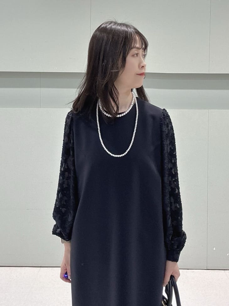 makiさんの「UNTITLED｜◆【お呼ばれドレス/洗える】カットジャカードスリーブ ワンピース」を使ったコーディネート