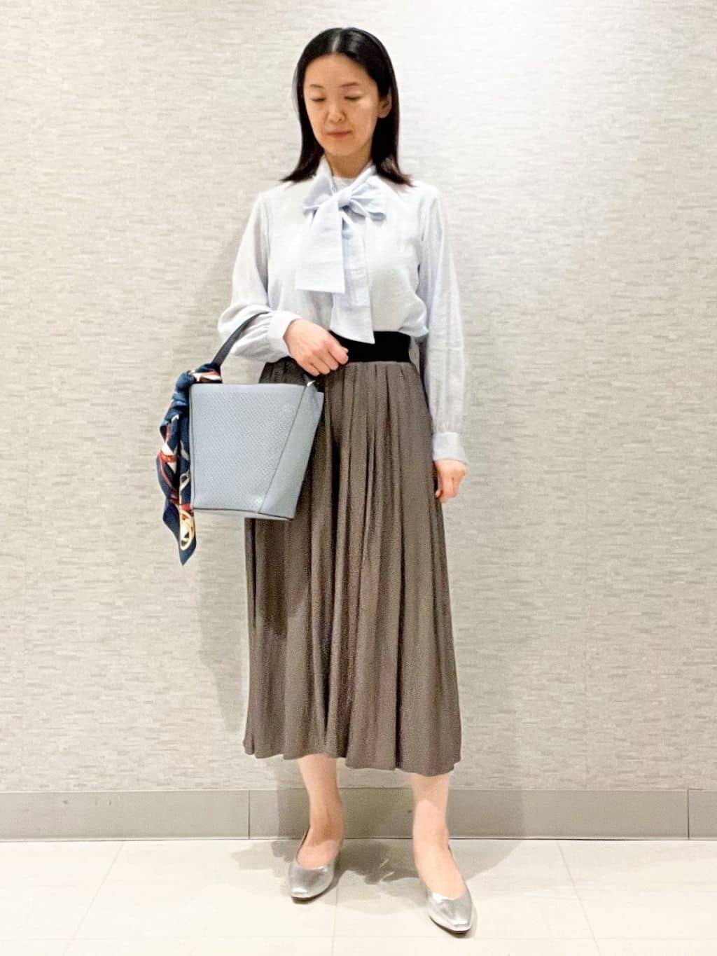marikoさんの「Reflect｜【通勤／ボウタイ取り外し可】ボウタイ付きバンドカラーブラウス」を使ったコーディネート