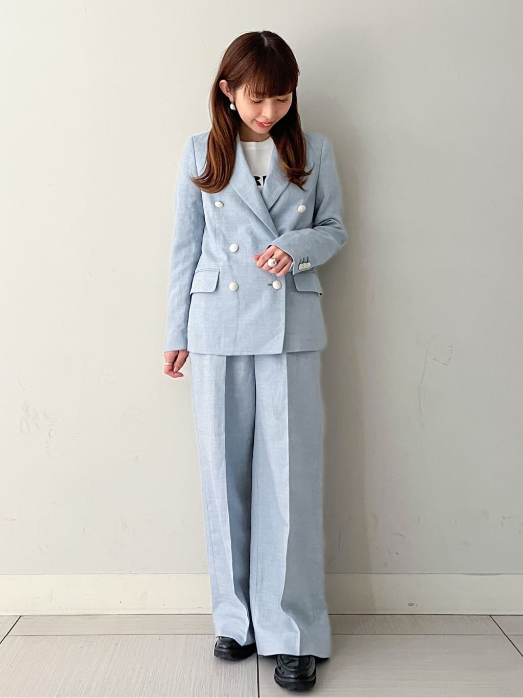 じゅんさんの「DRESSTERIOR｜◆【セットアップ可/ウォッシャブル】リネンブレンドワイドパンツ」を使ったコーディネート