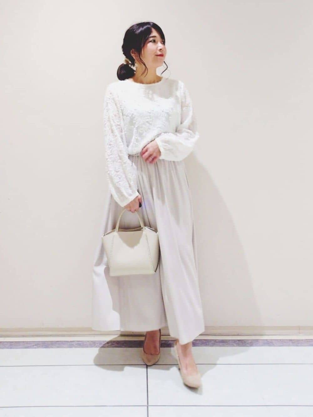 TOMOMIさんの「INDIVI｜【ミドルサイズ／合皮／ショルダー付】スタッズ風メタルバッグ」を使ったコーディネート