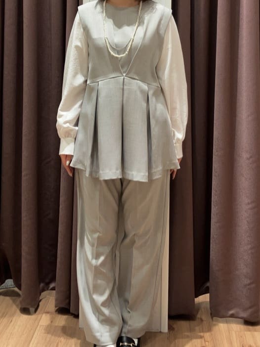 みちゃさんの「grove｜【マシンウォッシュ/防シワ】袖ドッキングペプラムブラウス【着回しカセット】」を使ったコーディネート