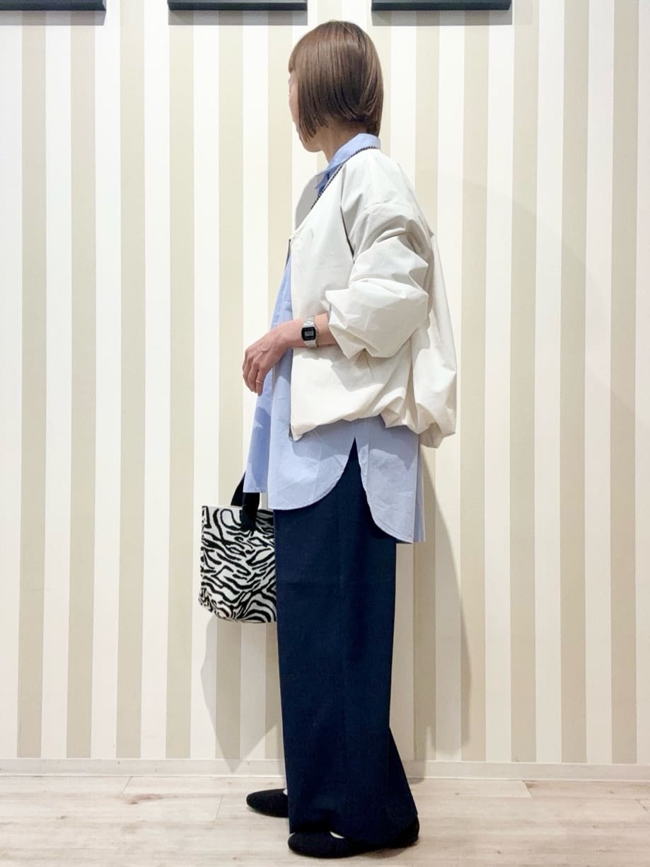 まつこさんの「SHOO･LA･RUE｜【防風/撥水/S-LL】お顔回りすっきり見え　Vネックバルーンブルゾン」を使ったコーディネート