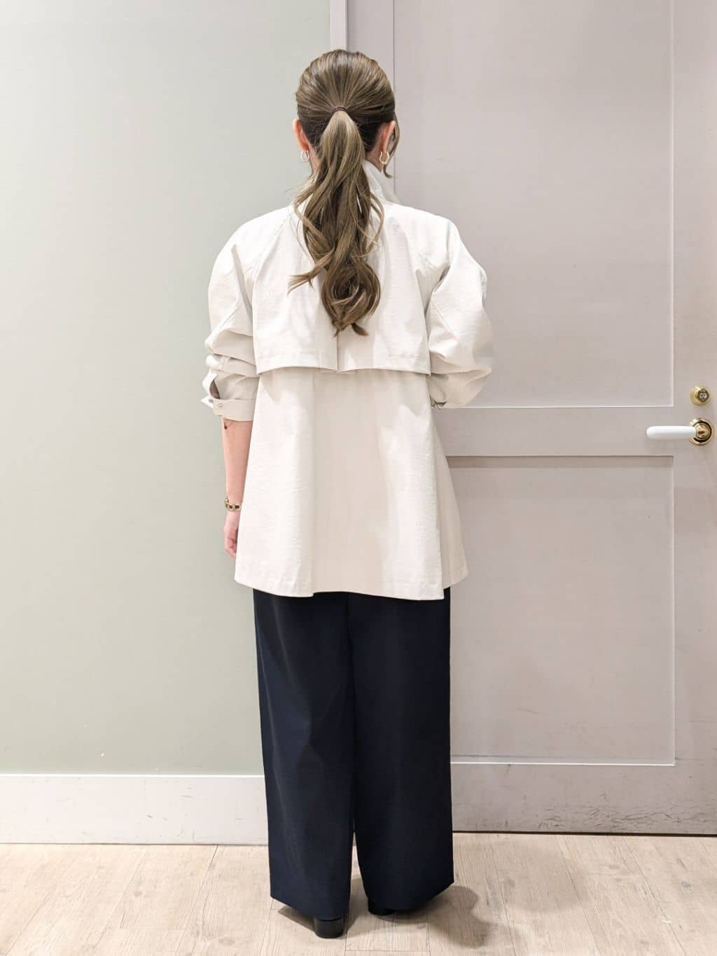 kuwawaさんの「grove｜【撥水／シルエット2WAY】羽織るだけでサマになる、スタンドネックテントラインコート」を使ったコーディネート