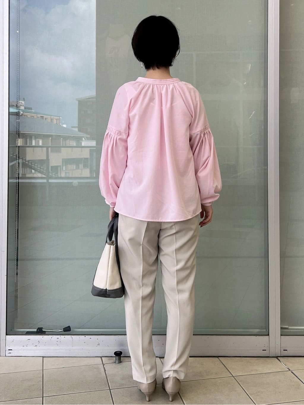 yo-koさんの「OPAQUE.CLIP｜スキッパーボリュームスリーブブラウス【洗濯機OK】」を使ったコーディネート