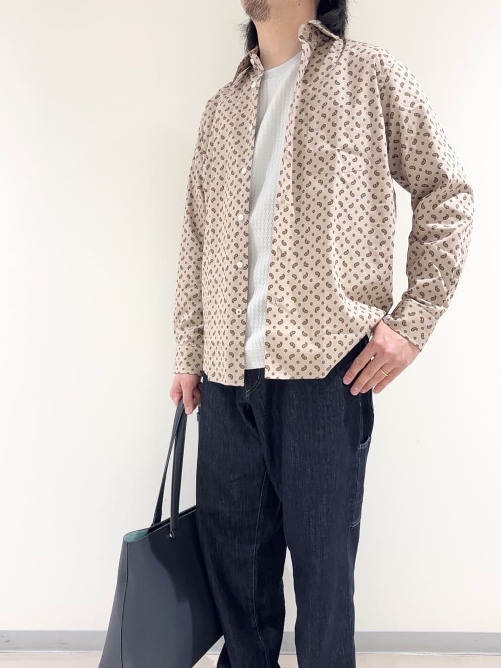 及川さんの「TAKEO KIKUCHI｜【BOWLER HAT LABEL】小紋ペイズリープリント 長袖シャツ」を使ったコーディネート