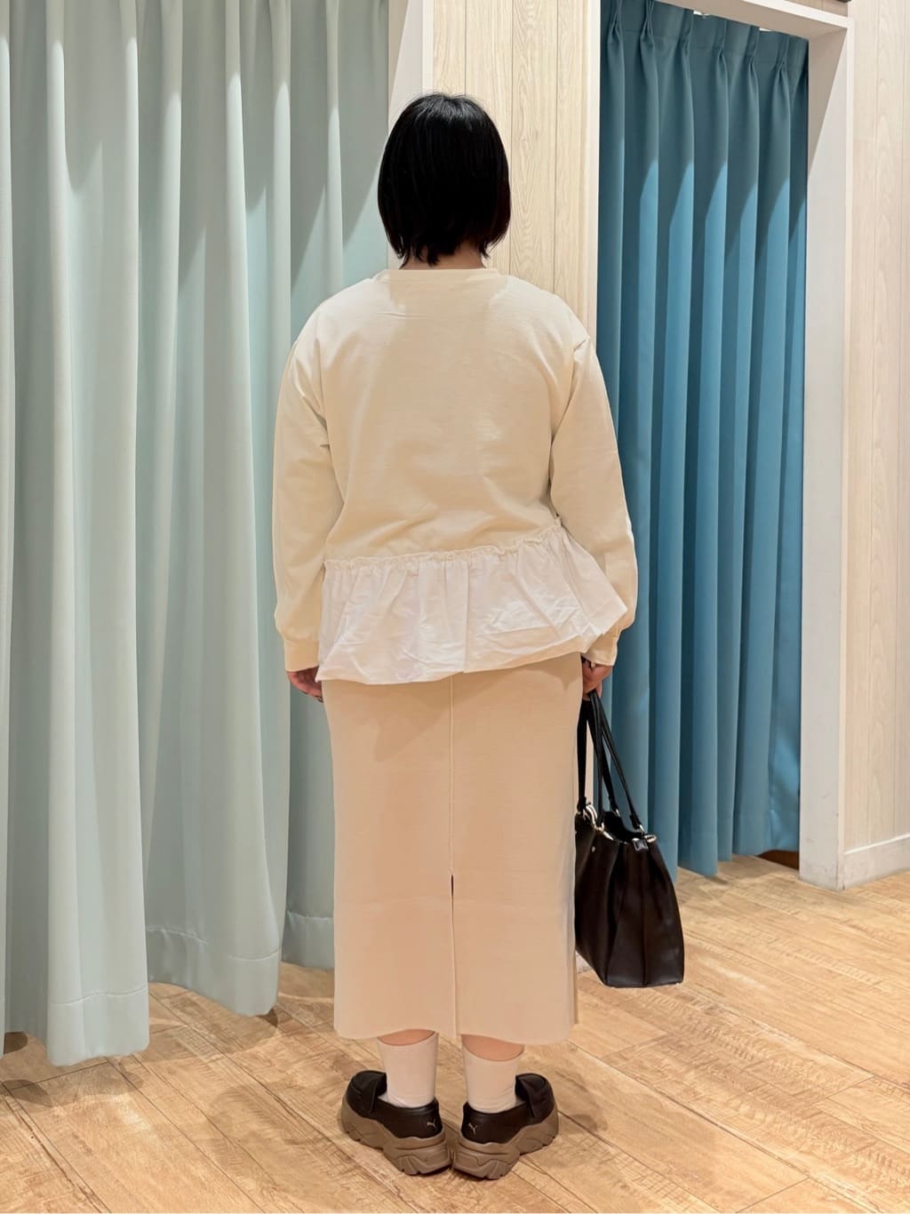 砂糖さんの「SHOO･LA･RUE｜【洗濯機可】ほんのり甘い アシンメトリーフリルの上品トップス」を使ったコーディネート
