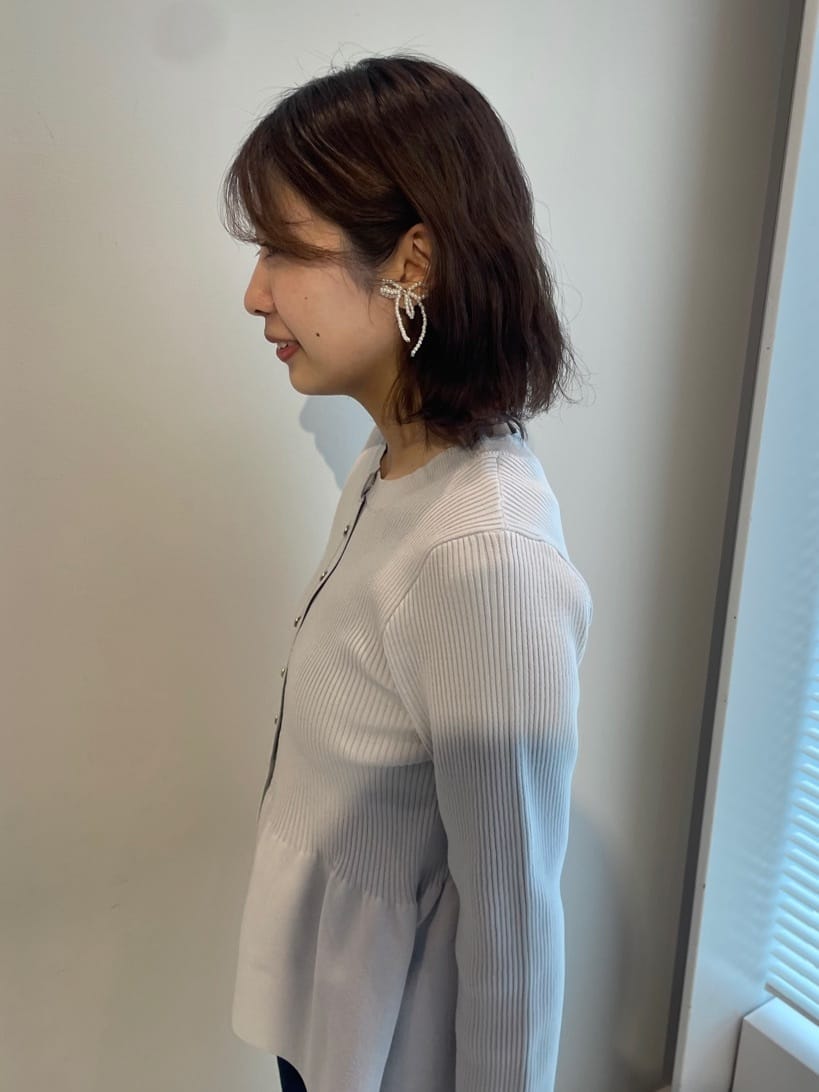 abeさんの「Couture brooch｜【大人かわいい・洗える】ペプラムニットカーディガン」を使ったコーディネート