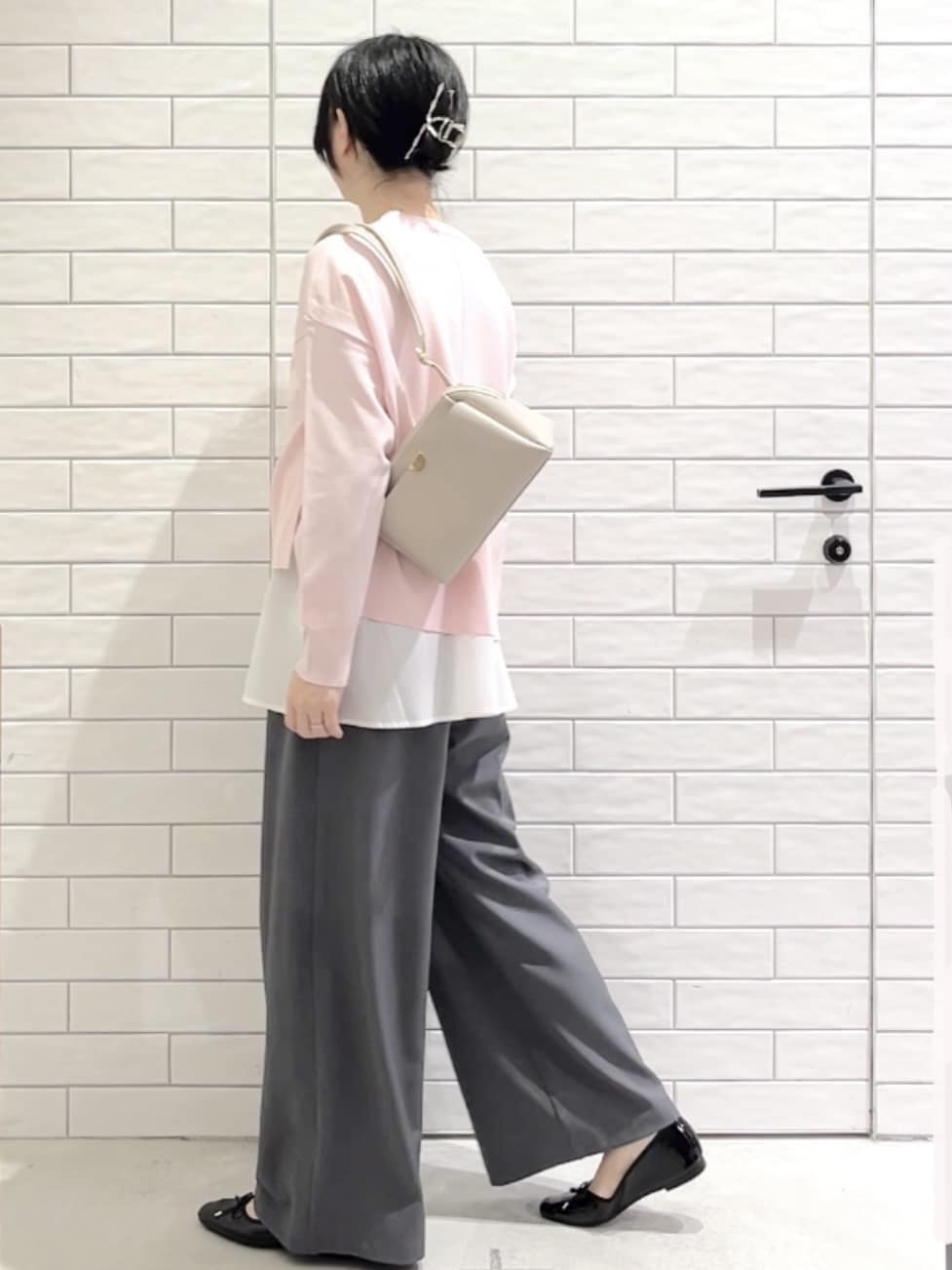 しおりさんの「OPAQUE.CLIP｜《ツインセット》ワイドニット&times;裾フレアタンクトップ【洗濯機OK】」を使ったコーディネート