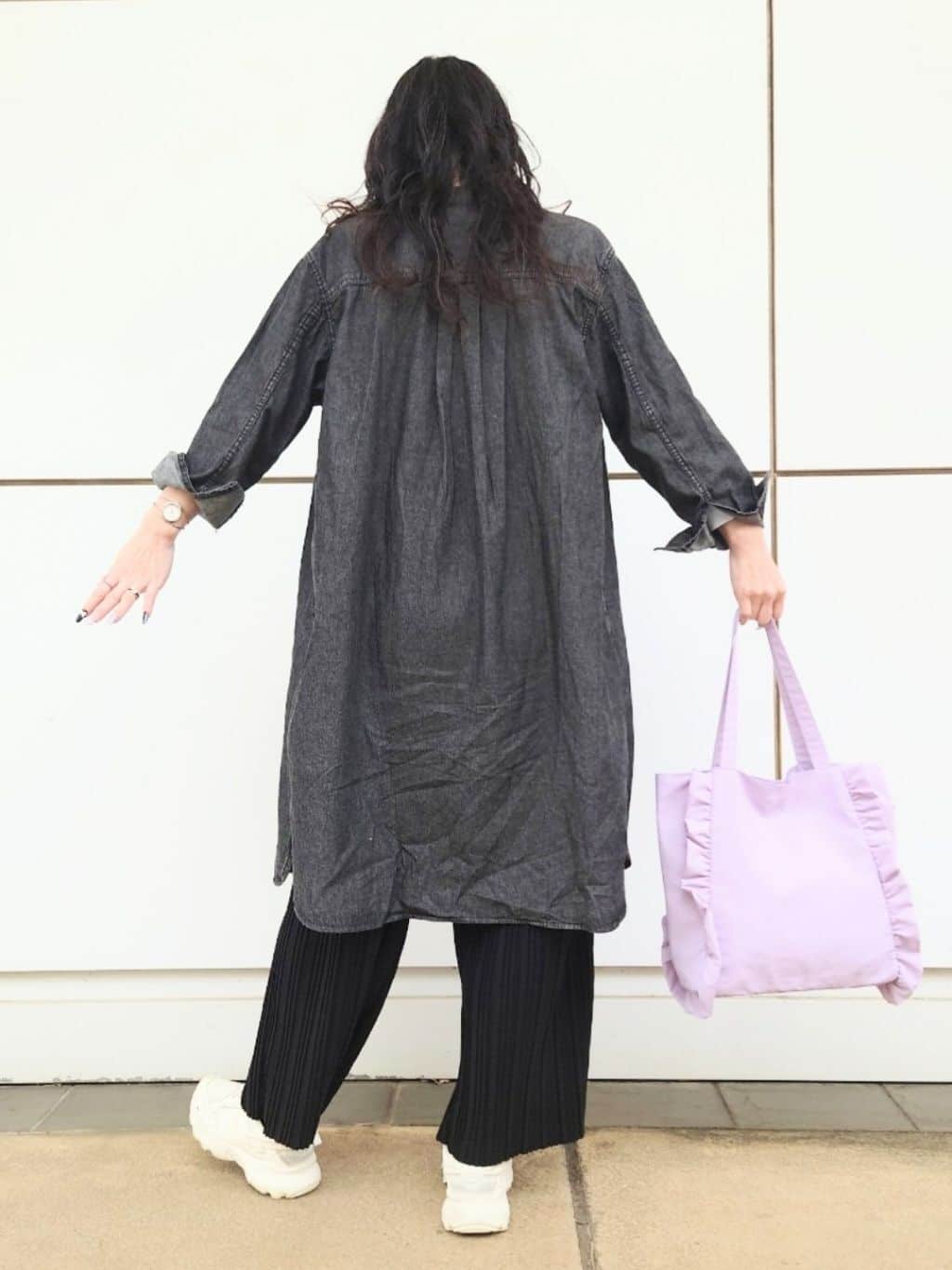 maimai*さんの「SHOO･LA･RUE｜【ライトオンスデニム/S-LL/体型カバー】首元すっきり ワンピにもなるロングデニムシャツ」を使ったコーディネート