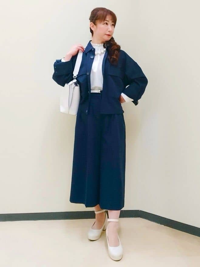 花さんの「Reflect｜【接触冷感】フリルネックサテンジャカードブラウス」を使ったコーディネート