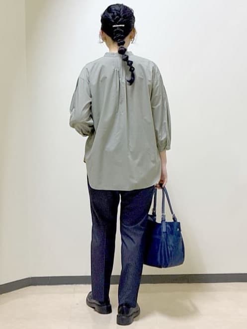  beni_gingerさんの「Reflect｜【程よいゆとり感／体型カバー】ピンタックデザインシャンブレーブラウス」を使ったコーディネート