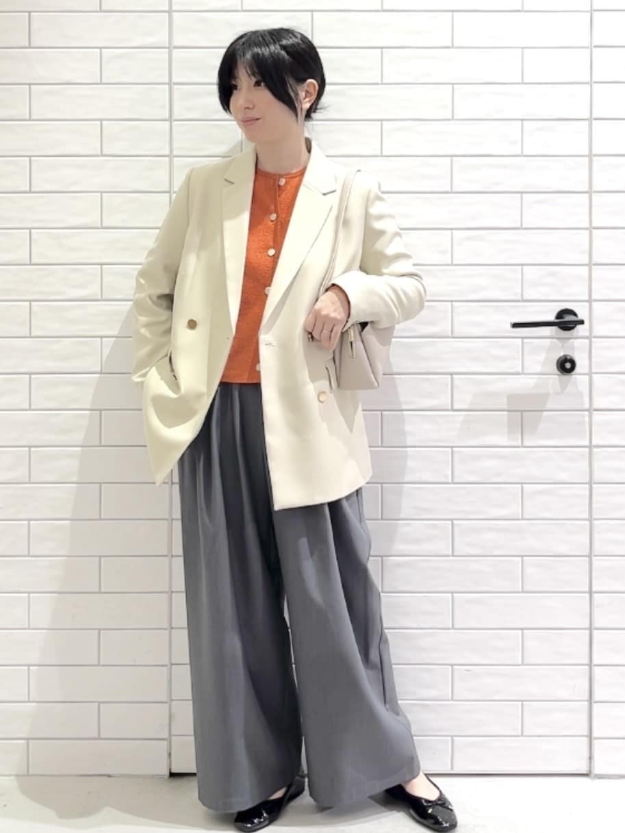 しおりさんの「OPAQUE.CLIP｜金ボタンダブルブレストテーラードジャケット／セットアップ対応【洗える】」を使ったコーディネート