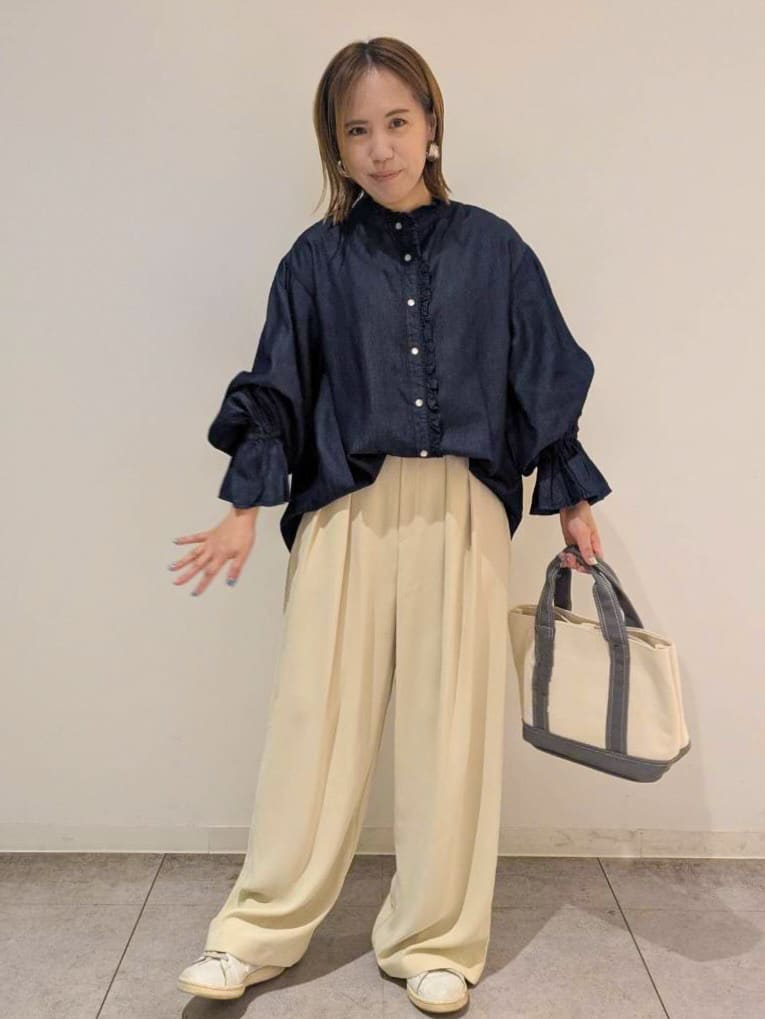 yosiさんの「OPAQUE.CLIP｜セルロース混デニムフリルブラウス【洗濯機OK】」を使ったコーディネート