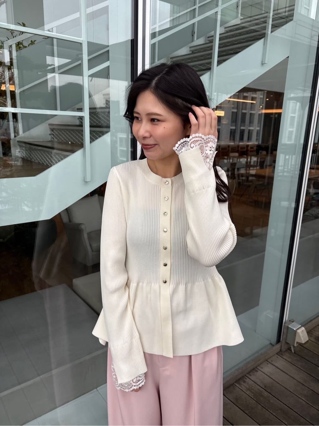 AOIさんの「Couture brooch｜【大人かわいい・洗える】ペプラムニットカーディガン」を使ったコーディネート