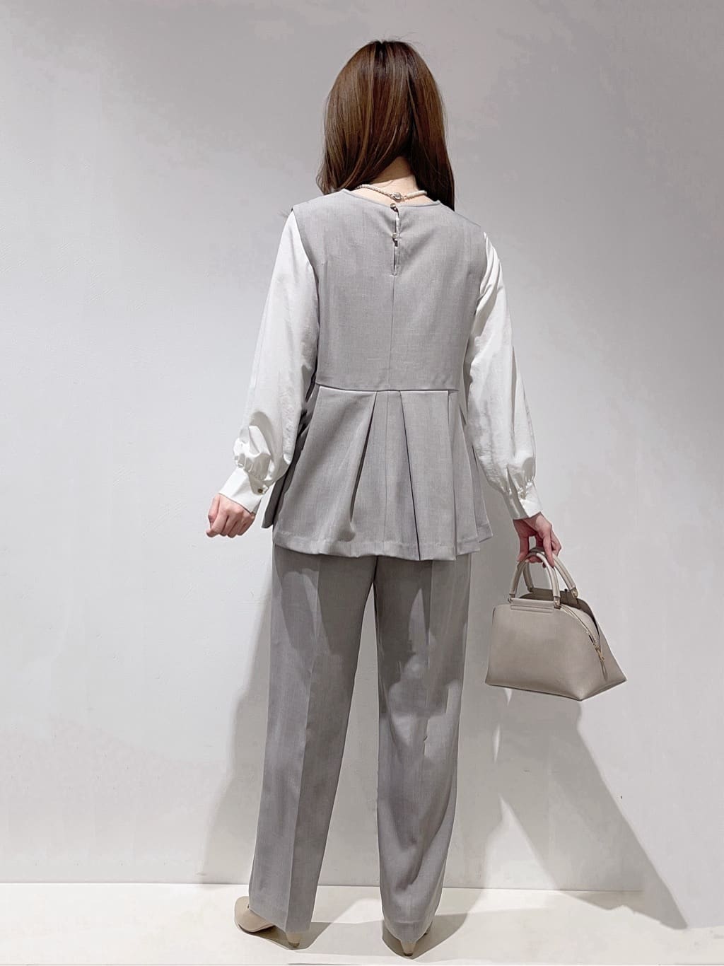HITOMIさんの「grove｜【マシンウォッシュ/防シワ】袖ドッキングペプラムブラウス【着回しカセット】」を使ったコーディネート