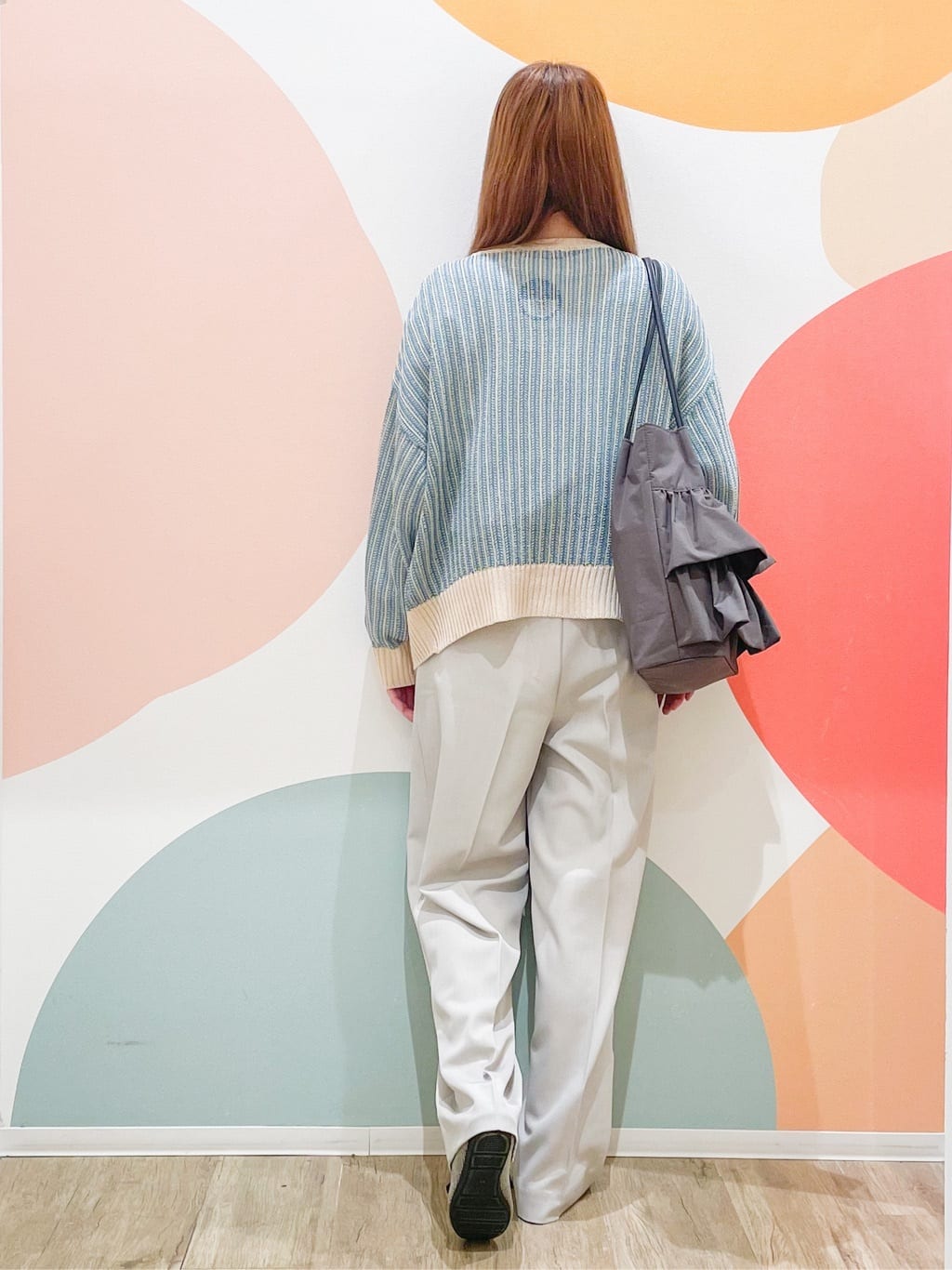 とまとさんの「SHOO･LA･RUE｜【洗濯機可/S-LL】キーネックでお顔周りすっきり ざっくり編みカーディガン」を使ったコーディネート