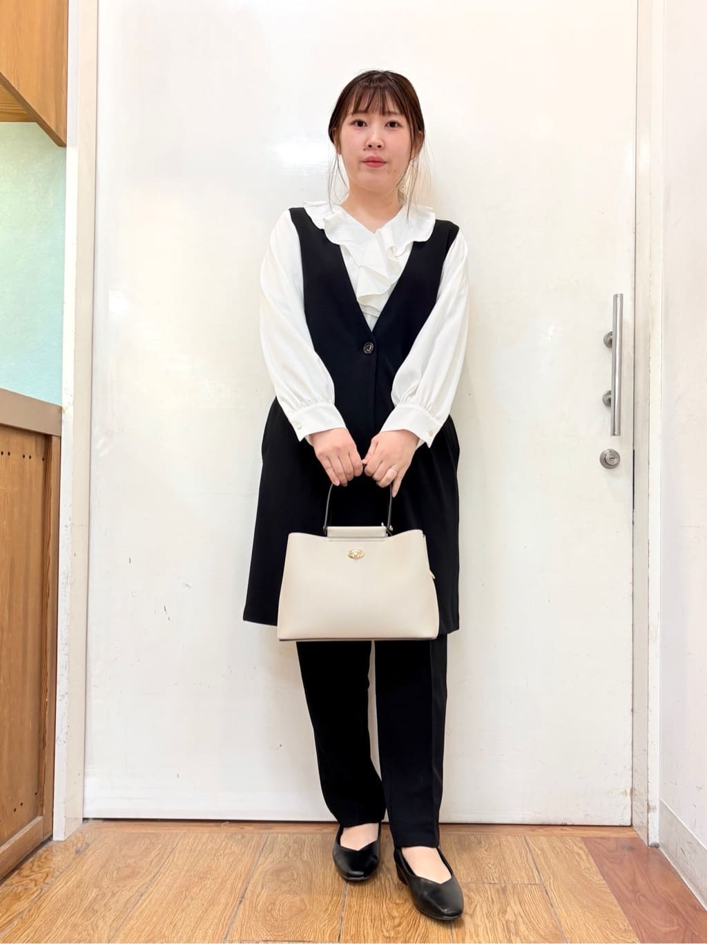 だいわさんの「SHOO･LA･RUE｜【洗濯機可/セットアップ可/S-3L】きちんと楽に。カットジョーゼット ロングジレ」を使ったコーディネート