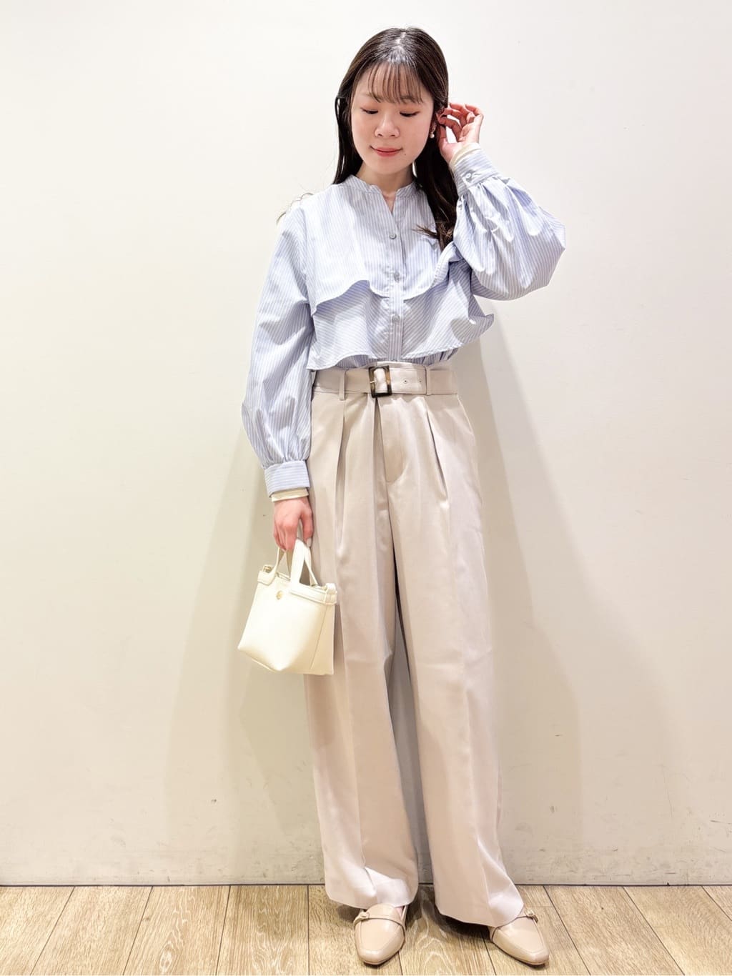 ayaさんの「index｜フリルキーネックシャツ【洗濯機OK／イージーアイロン／防シワ】《XS～LL／7col》」を使ったコーディネート
