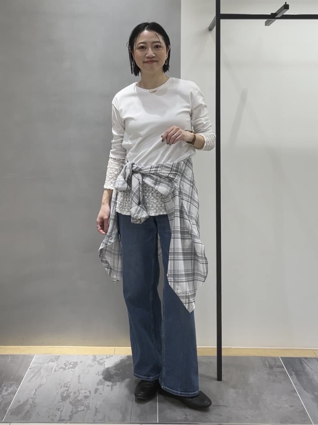 shihoさんの「INDIVI｜【洗える／レイヤードにおすすめ】シャーリングレース ロングTシャツ」を使ったコーディネート