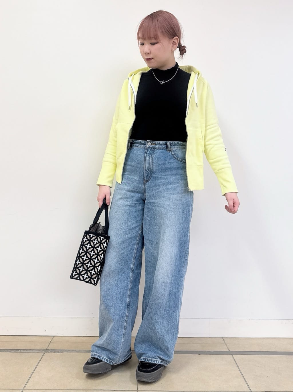 なかもとあきさんの「DRESSTERIOR｜ヴィンテージ加工ワイドデニムパンツ」を使ったコーディネート