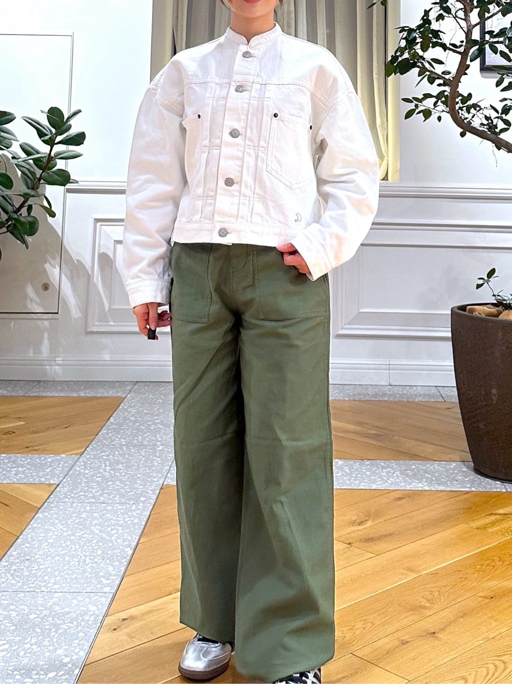 なべこさんの「DRESSTERIOR｜【ウォッシャブル】バンドカラー ホワイトＧジャン」を使ったコーディネート