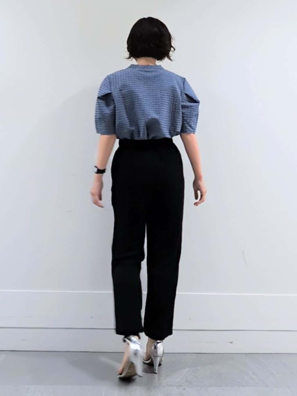 ミズタさんの「UNTITLED｜【吸水速乾/ストレッチ/Vネック】フォルムスリーブ ブラウス」を使ったコーディネート