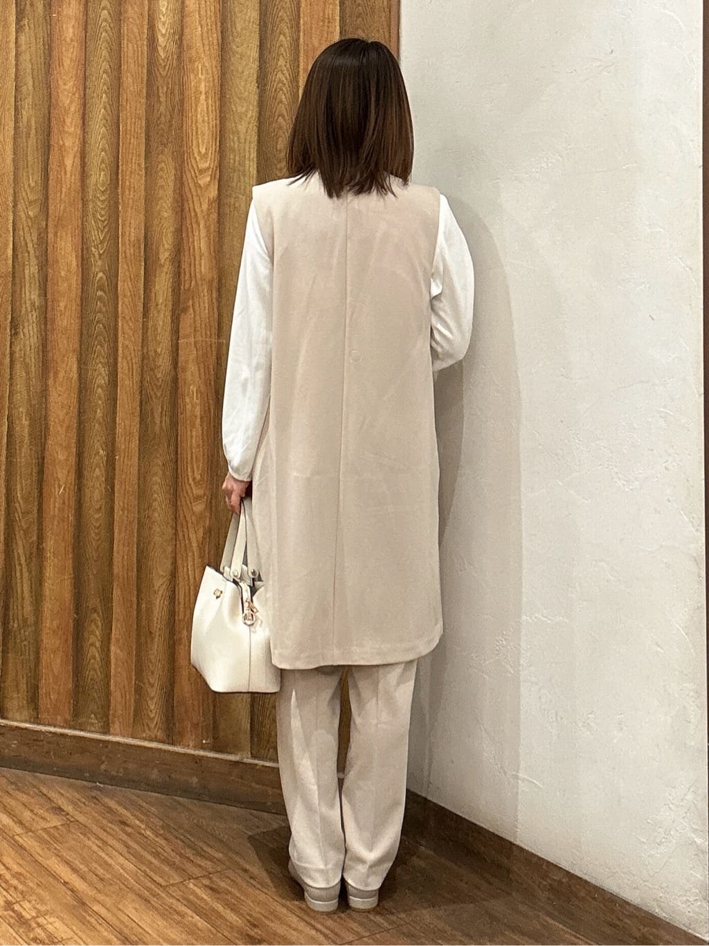 saaさんの「SHOO･LA･RUE｜【洗濯機可/セットアップ可/S-3L】きちんと楽に。カットジョーゼット ロングジレ」を使ったコーディネート