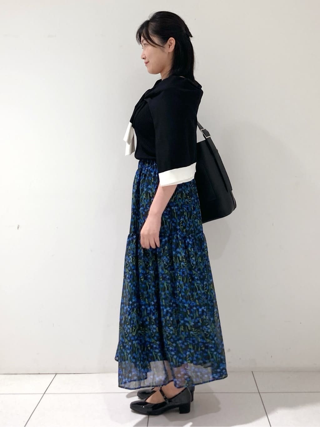 momokoさんの「INDIVI｜【通年活躍！／アンサンブル可能】クルーネックカーディガン」を使ったコーディネート