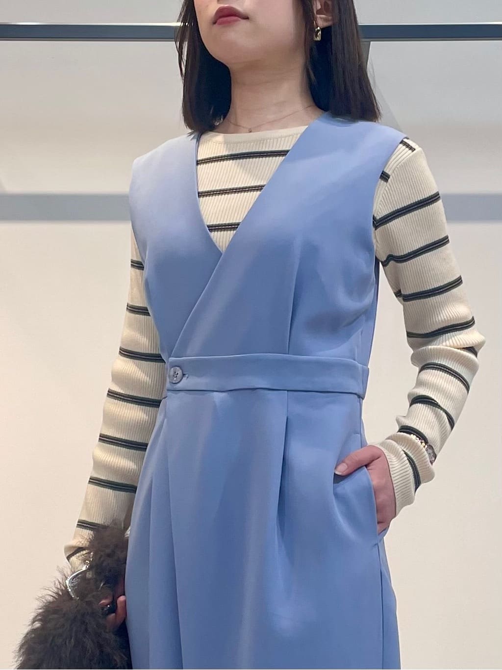 amiさんの「INDIVI｜【オケージョン／セレモニー／セットアップ可能】ダブルクロスサロペット」を使ったコーディネート