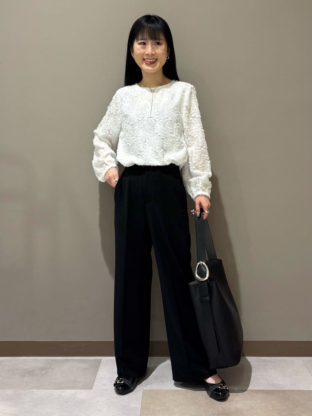 KEIKOさんの「INDIVI｜【撥水／軽量】ミニマル スタンドカラーコート」を使ったコーディネート