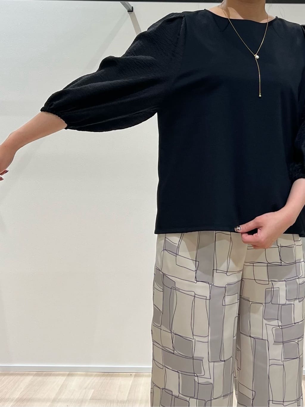 TOMOMIさんの「UNTITLED｜ブロッキングプリントパンツ」を使ったコーディネート