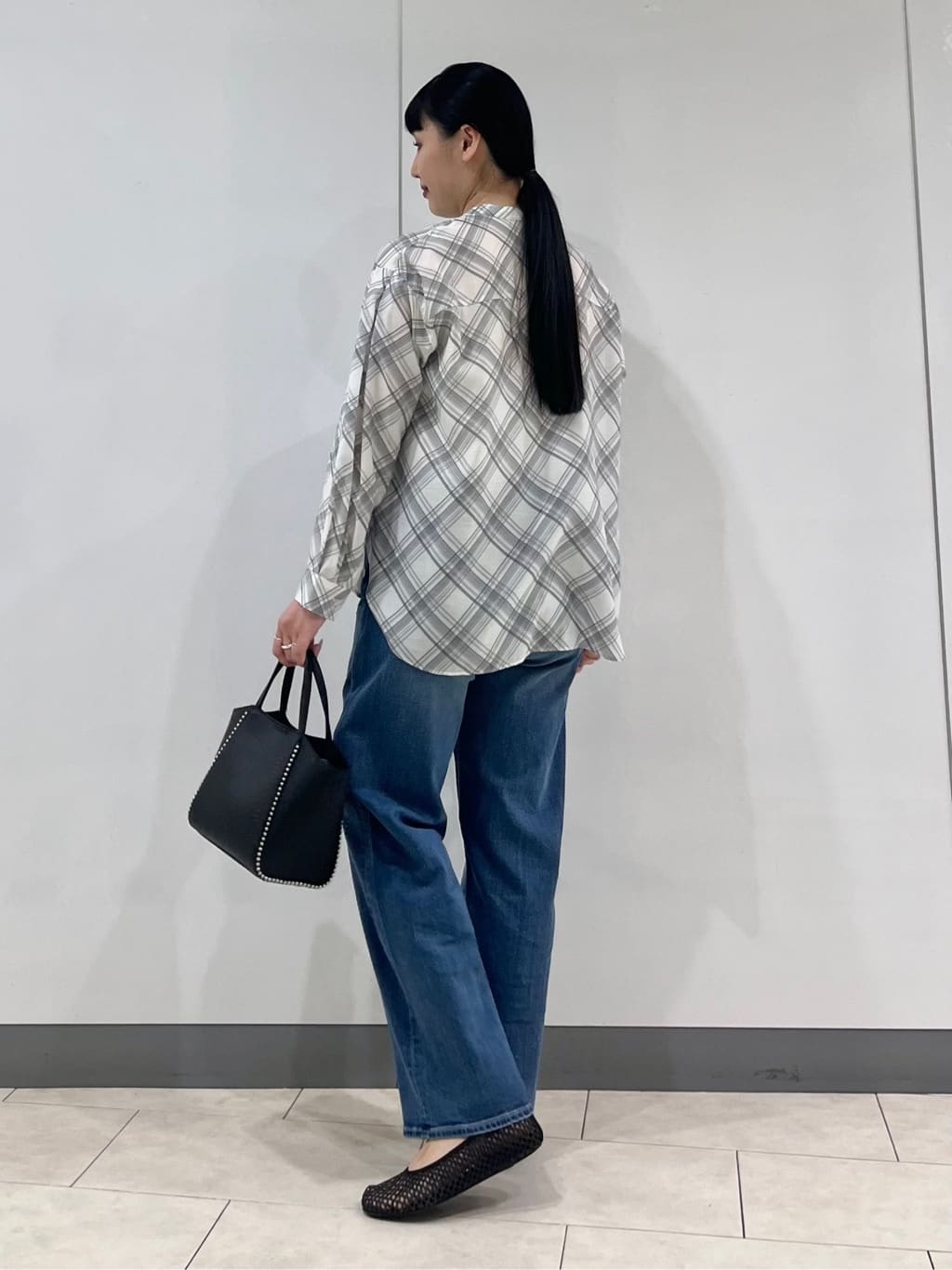 hasuさんの「INDIVI｜【撥水／軽量】ミニマル スタンドカラーコート」を使ったコーディネート